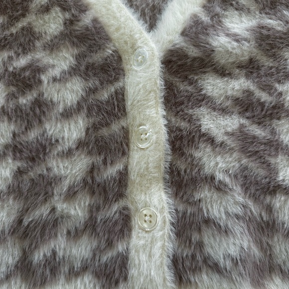 Aeropostale Fuzzy Houndstooth V-Neck Sweater - Picture 4 of 6